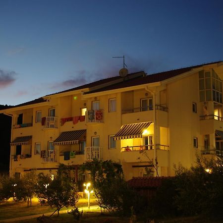 Hotel Zlatni Lav Martinscica  Exterior photo